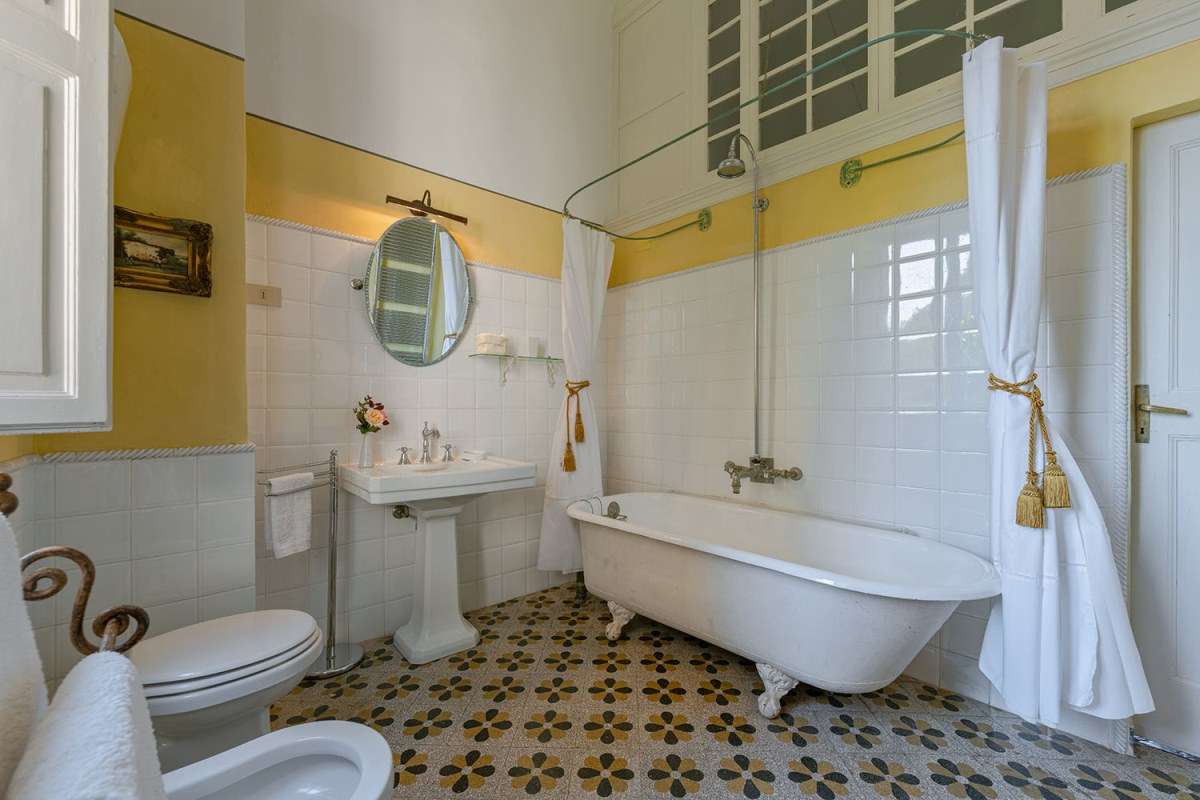 HV1557152198, photo 13 of 30