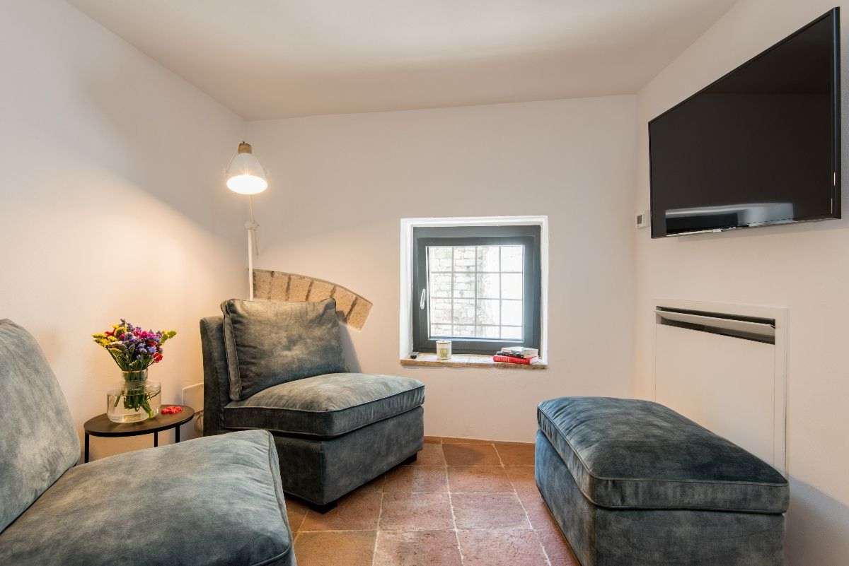 HV1557152203, photo 25 of 30